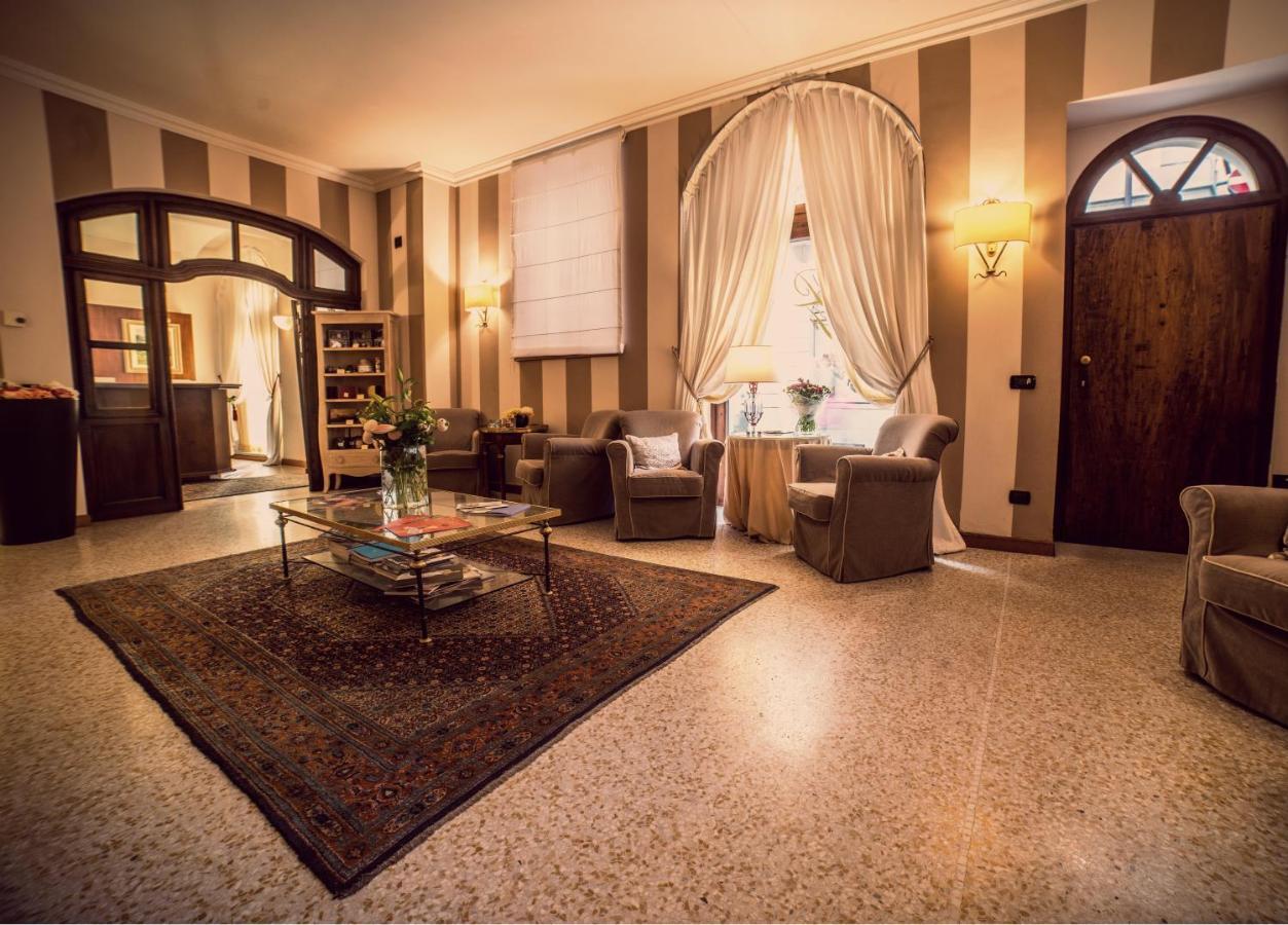 Palazzo Finati Bed and Breakfast Alba  Eksteriør billede