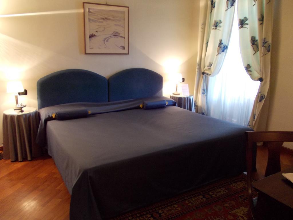 Palazzo Finati Bed and Breakfast Alba  Værelse billede